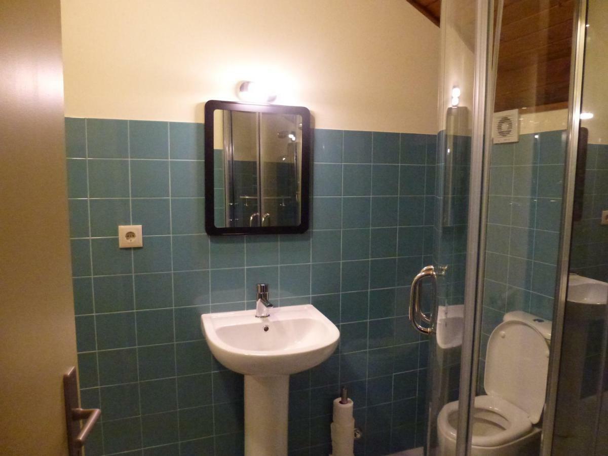 Posto Letto in Dormitorio Femminile con 8 Letti